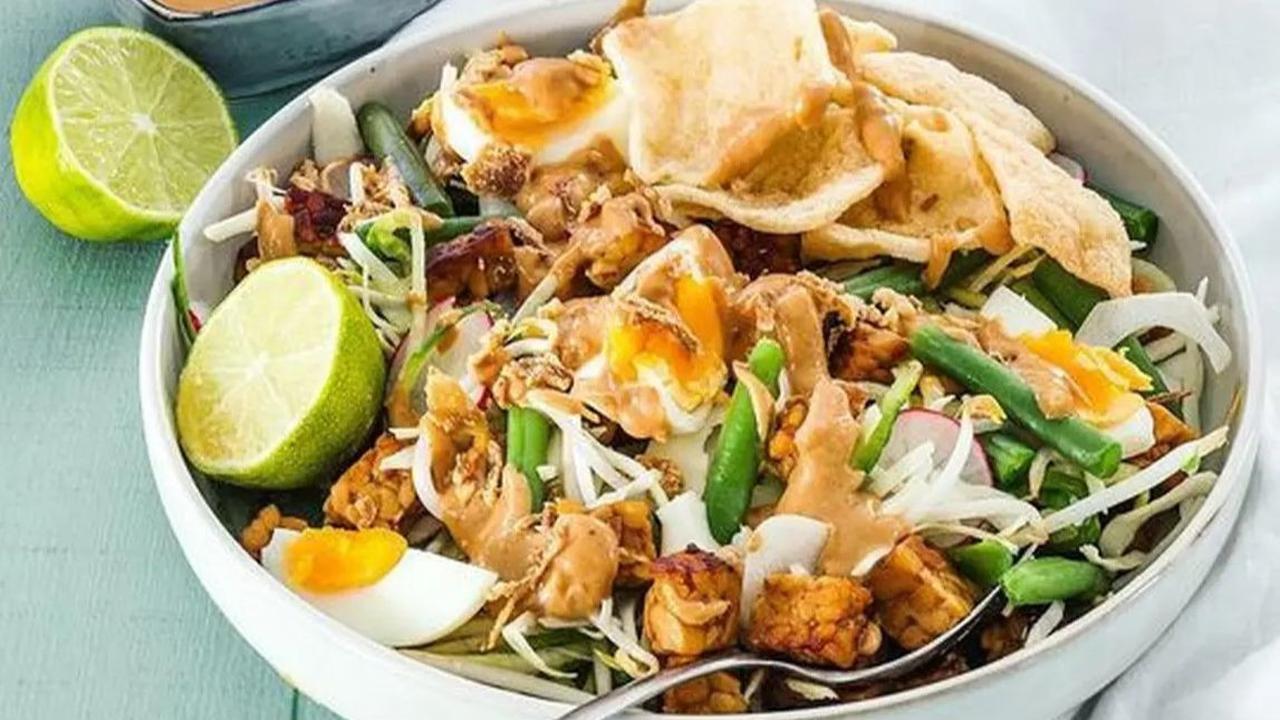 3. Karedok: Sayuran Segar dengan Bumbu Kacang