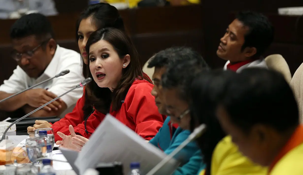Ketua Umum Partai Solidaritas Indonesia Grace Natalie (ketiga kiri) memberikan pendapat saat RDP dengan Pansus RUU Pemilu, Jakarta, Rabu (8/2). Rapat tersebut membahas sistem pemilu dan ambang batas parlemen dan presiden. (Liputan6.com/Johan Tallo)  