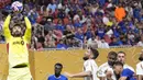 Pemain LAFC, Olivier Giroud (tengah) ikut melakukan mengamankan pertahanan timnya dalam pertandingan Grup D Piala Dunia Antarklub 2025 melawan Chelsea di Mercedes Benz Stadium, Atlanta, Amerika Serikat, Selasa (17/06/2025) WIB. (AP Photo/Brynn Anderson)