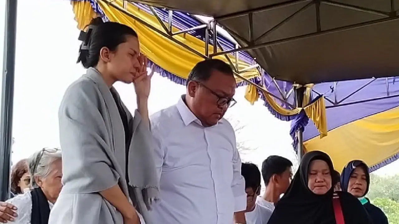 Michelle Joan menangis saat memakamkan ibundanya di TPU Tanah Kusir (Liputan6.com - M Altaf Jauhar)