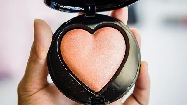 [Bintang] Selain Mengaplikasikan Foundation, Berikut Manfaat Lain Beauty Blender untuk Kecantikan