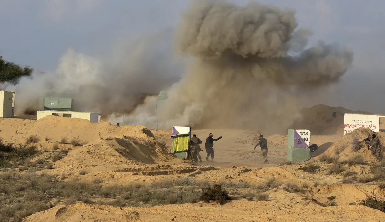 Militan Palestina menembaki bass tiruan militer selama latihan militer yang diselenggarakan oleh faksi militer di Rafah, Jalur Gaza selatan, Rabu (29/12/2021). (AP Photo/Adel Hana)