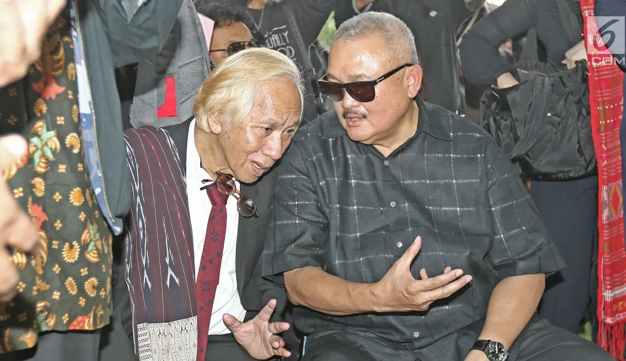 Gubernur Sumatera Selatan, Alex Noerdin berbincang dengan Asido Panjaitan (kanan) saat menghadiri pemakaman Benny Panjaitan di TPU Menteng Pulo, Jakarta, Kamis (26/10). (Liputan6.com/Herman Zakharia)