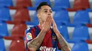 Striker Levante, Sergio Leon melakukan selebrasi usai mencetak gol penyeimbang 3-3 ke gawang Barcelona dalam laga lanjutan Liga Spanyol 2020/2021 pekan ke-36 di Ciutat de Valencia Stadium, Valencia, Selasa (11/5/2021). Levante bermain imbang 3-3 dengan Barcelona. (AFP/Jose Jordan)