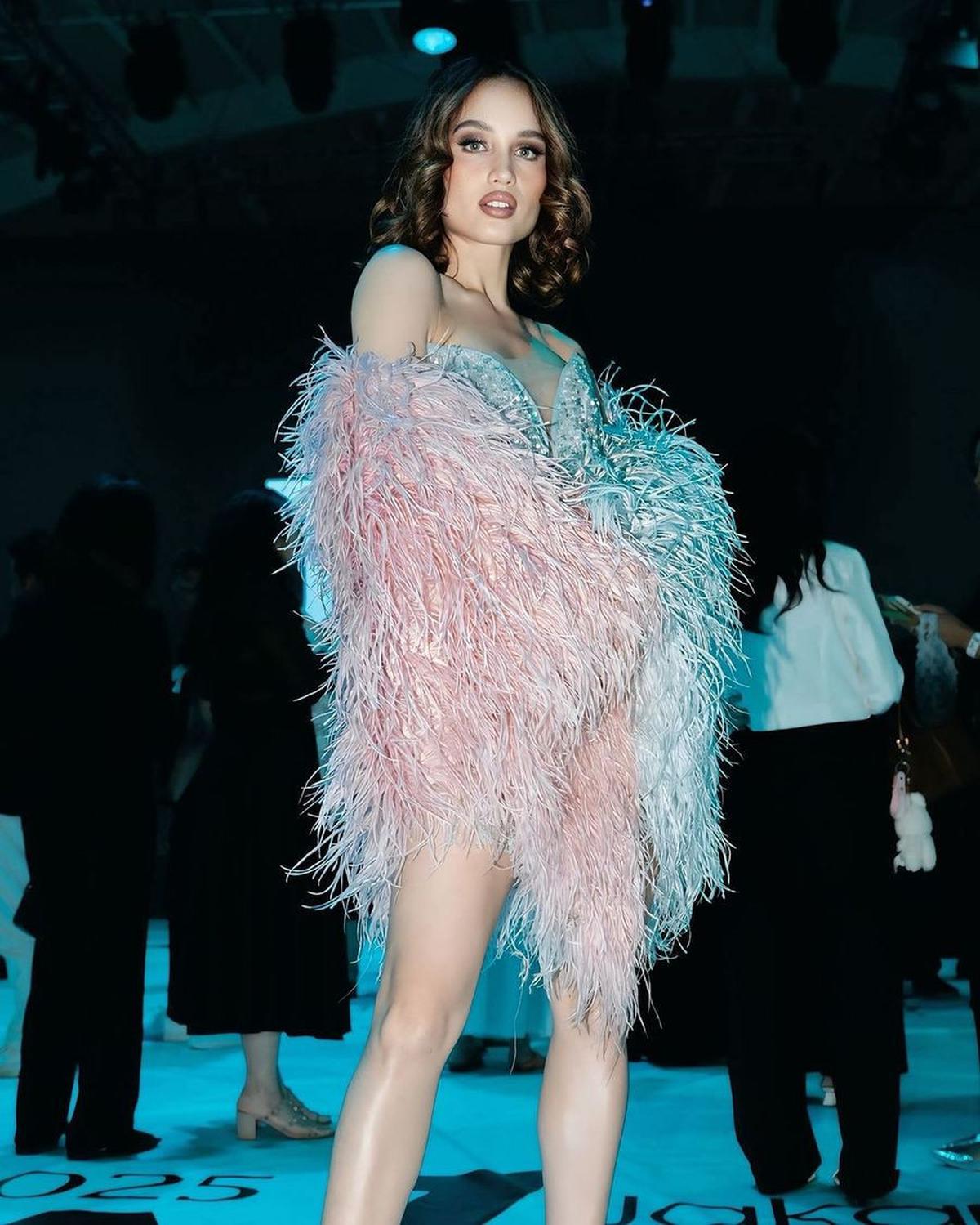 7 Potret Cinta Laura Pakai Baju Berbulu di Jakarta Fashion Week, Bagai Angel di Victoria Secret