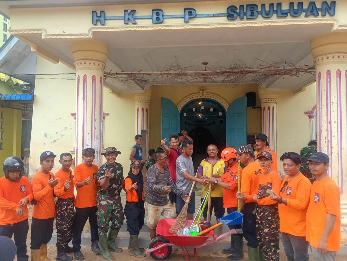 Aksi Bersih-bersih di Gereja HKBP Sibolga Terdampak Banjir: Ansor Pastikan Ibadah Natal Tetap Khidmat