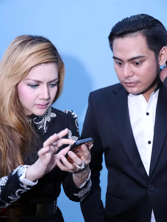 "Dia bilang satu dua tahun kembali lagi sama saya aja. Saya masih cinta sama kamu. Dari situ akhirnya Fai punya batasan. Itu ada di chat masih ada buktinya bisa dilihat sendiri," ujar Kumala. (Nurwahyunan/Bintang.com)