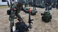 Personel TNI tengah bersiap untuk penyisiran kelompok sipil bersenjata di Poso saat TNI terlibat dalam Operasi Tinombala pada tahun 2016. (Foto: Fiqman Sunandar)