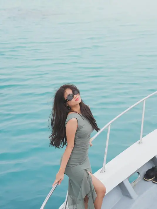 Fuji tampil cantik saat berlibur naik kapal. Di sini ia mengenakan dress kaus berwarna abu-abu yang simpel. [Foto: Instagram/fuji_an]