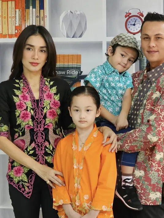 Begitu juga saat bersama putri kecilnya yang wisuda. Ussy mengenakan kebaya hitam modern dengan bordir bunga dan merak yang mendominasi. Nuansa warna kontras jadikan penampilannya begitu stunning. [Foto: Instagram ussypratama]