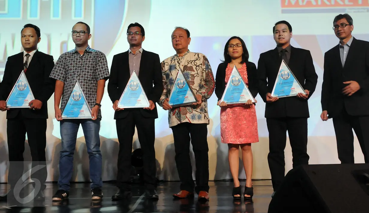 Pemimpin Redaksi Liputan6.com, Mohammad Teguh (tengah) berpose bersama usai menerima penghargaan di Jakarta, Kamis (22/10/2015). Penghargaan didasarkan hasil riset dua lembaga, Media Wave dan Survey One. (Liputan6.com/Helmi Fithriansyah)