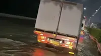 Selain Permukiman, Banjir juga Rendam Jalan Tol Karawaci hingga Bitung