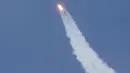 Roket milik SpaceX, Falcon 9 meluncur dari Pad 39-A di Pusat Antariksa Kennedy di Cape Canaveral, Florida, Sabtu (30/5/2020). Roket itu membawa pesawat luar angkasa Crew Dragon beserta awaknya dua astronot Douglas Hurley dan Robert Behnken. (AP/David J. Phillip)