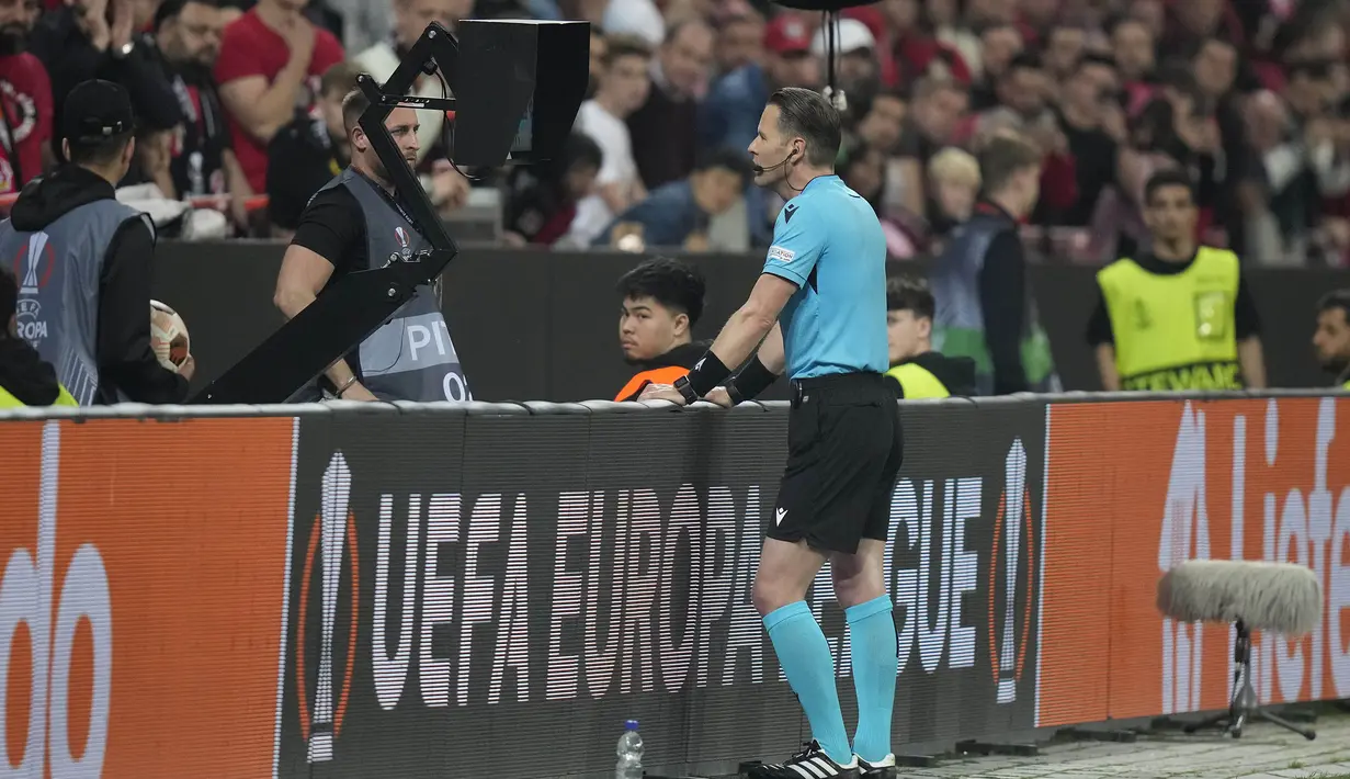 Wasit Danny Makkelie memeriksa rekaman VAR untuk mengambil keputusan saat laga leg kedua semifinal Liga Europa 2023/2024 antara Bayer Leverkusen menghadapi AS Roma di BayArena, Leverkusen, Kamis (9/5/2024). (AP Photo/Matthias Schrader)