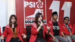 Ketua umum PSI, Grace Natalie memberi keterangan saat konferensi pers di kantor DPP PSI, Jakarta, Jumat (1/6). Bareskrim Polri telah memberhentikan kasus dugaan pelanggaran pemilu oleh Partai Solidaritas Indonesia (PSI). (Liputan6.com/Herman Zakharia)