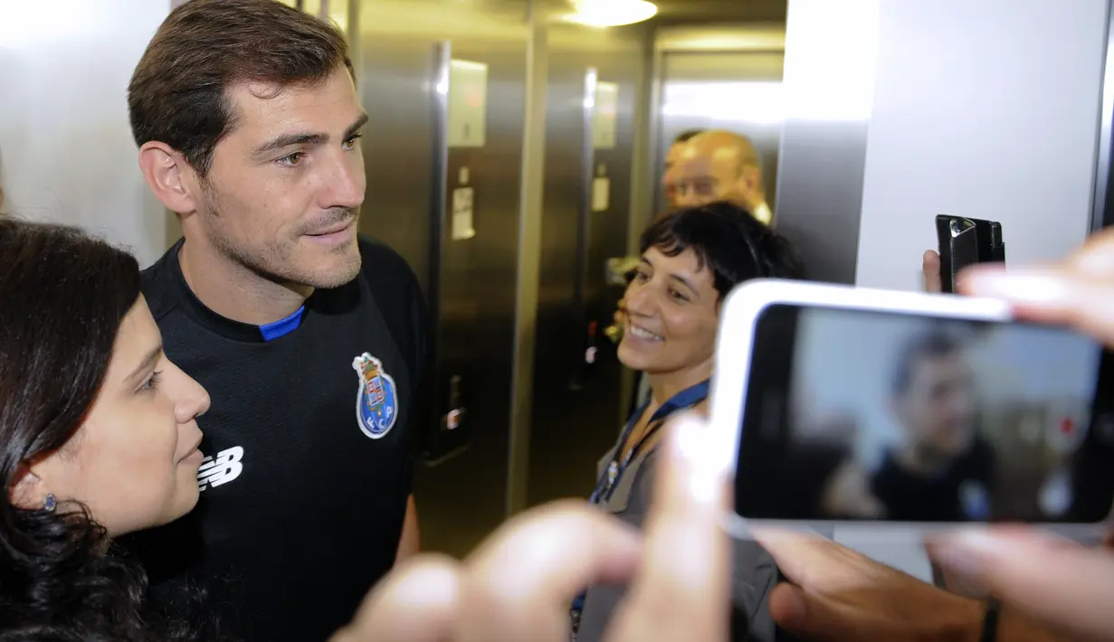 Iker Casillas berfoto dengan pendukung di Museum FC Porto di Stadion Dragao, Porto, Portugal. (14/7/2015). (AP Photo/Paulo Duarte)