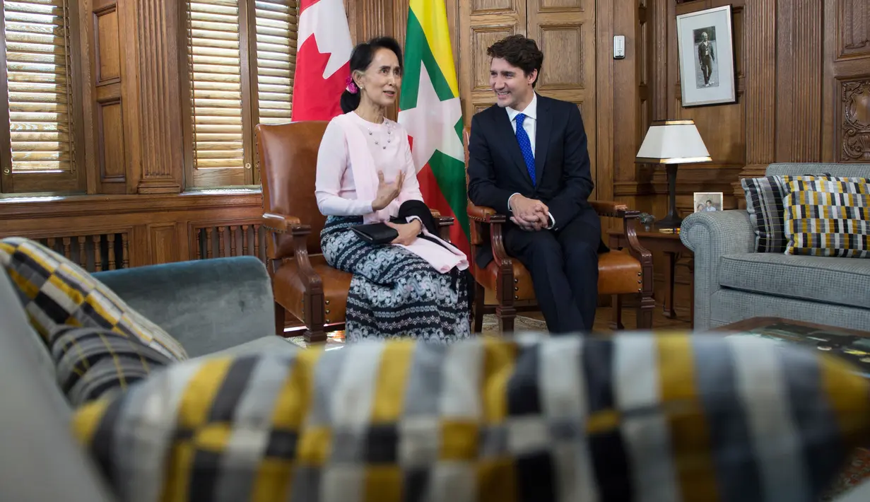 Penasehat negara Myanmar, Aung San Suu Kyi saat berbincang dengan Perdana Menteri Kanada, Justin Trudeau di Ottawa, Ontario, Kanada, (7/6). Pertemuan ini digelar dikantor Justin Trudeau di Parliament Hill. (Adrian Wyld/The Canadian Press via AP)