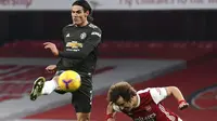Striker Manchester United, Edinson Cavani, melepaskan tendangan saat melawan Arsenal pada laga Liga Inggris di Stadion Emirates, Sabtu (30/1/2021). Kedua tim bermain imbang 0-0. (Andy Rain/Pool via AP)