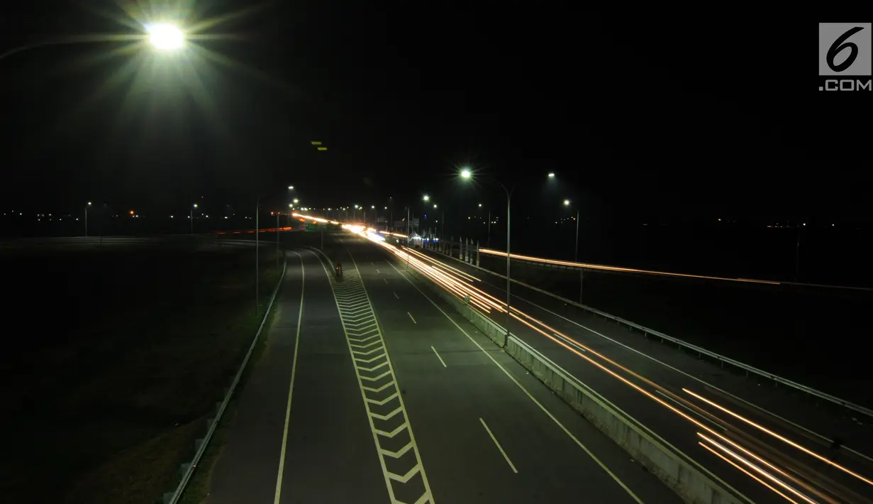 Sejumlah kendaraan pemudik menuju Gerbang Tol Brebes Timur (Brexit) di Brebes, Jawa Tengah, Jumat (23/6). Arus mudik di Jalan Tol Pejagan-Pemalang yang mengarah ke Brexit dan Gerbang Tol Kali Gangsa terpantau ramai lancar. (Liputan6.com/Gempur M Surya)