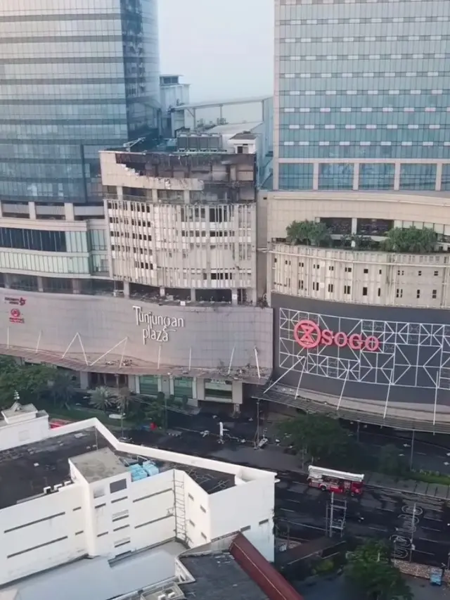 Tunjungan Plaza Terbakar