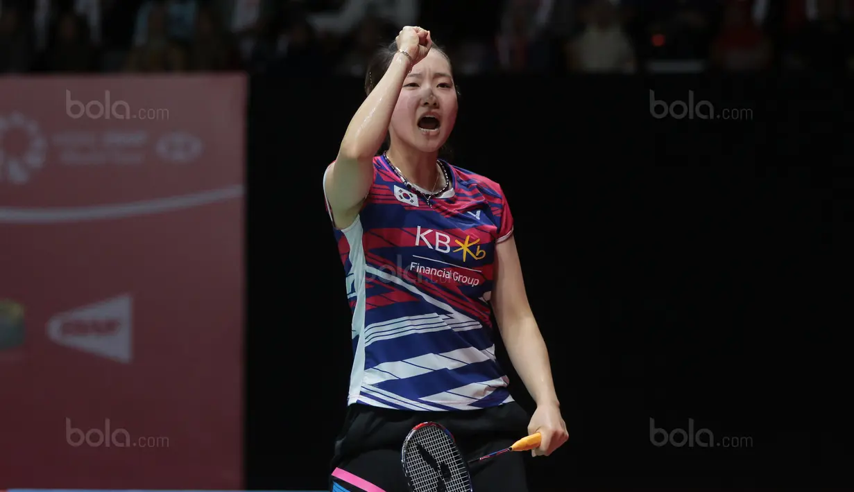 Aksi Chae Yoo-jung saat mencetak angka melawan Greysia/Apriyani pada perempatfinal Daihatsu Indonesia Master 2018 di Istora Senayan, Kamis (26/1/2018). Greysia/Apriyani menang 21-16,21-15 (Bola.com/Nick Hanoatubun)