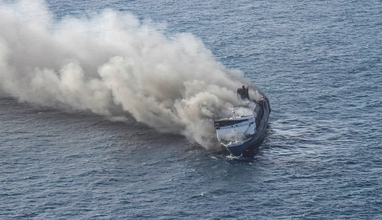 Kapal Mutiara Sentosa 2 terbakar di perairan Sumenep, Jawa Timur, Minggu (2/8/2026). (AFP/ Frida Perkasa)