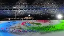 Para pemain tampil dalam upacara pembukaan Paralimpiade Tokyo 2020 di Olympic Stadium, Tokyo, Selasa (24/8/2021) malam WIB. Setelah ditunda selama setahun akibat pandemi Covid-19, Paralimpiade Tokyo 2020 akhirnya resmi dibuka. (AP Photo/Eugene Hoshiko)