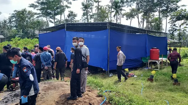 Autopsi dua korban meninggal tragedi Kanjuruhan di TPU Dusun Pathuk, Desa Sukolilo, Wajak, Kabupaten Malang. (Zainul Arifin/Liputan6.com)