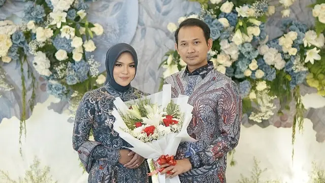 6 Gaya Calon Mantu Mahfud MD Zahwa Nadhira Kenakan Kebaya Biru saat Lamaran