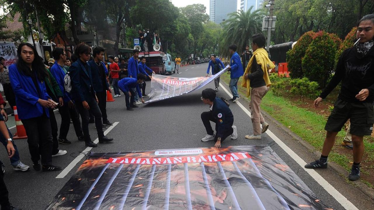 Sejumlah mahasiswa yang tergabung dalam BEM SI menggelar aksi unjuk rasa di depan kanotr Komisi Pemilihan Umum (KPU), Jakarta, Jumat (9/2/2023). Dalam aksinya, mereka mendesak KPU untuk bekerja secara profesional serta bersikap adil dan netral dalam pelak