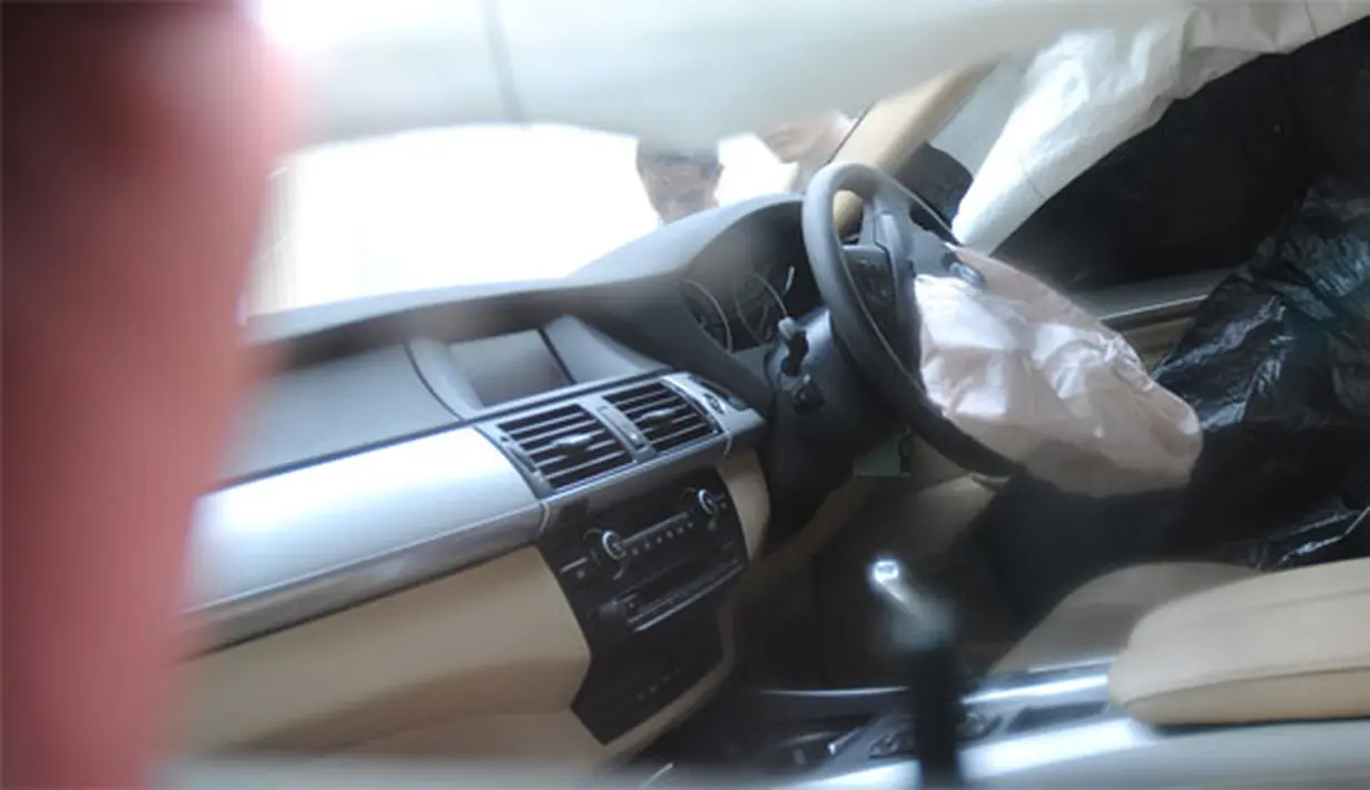 Ruang kemudi BMW Rasyid Rajasa masih terlihat airbag yang sempat mengembang. (Liputan6.com/Helmi Fithriansyah)