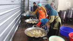 Bunyi perkakas dapur bersahutan bersamaan dengan kesibukan Sony di salah satu sudut kompleks Masjid Istiqlal, Jakarta Pusat. S