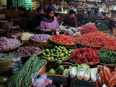 Warga memilih sebelum membeli kebutuhan bahan pokok makanan di Pasar Kebayoran, Jakarta, Rabu (16/7/2025). (Liputan6.com/Angga Yuniar)