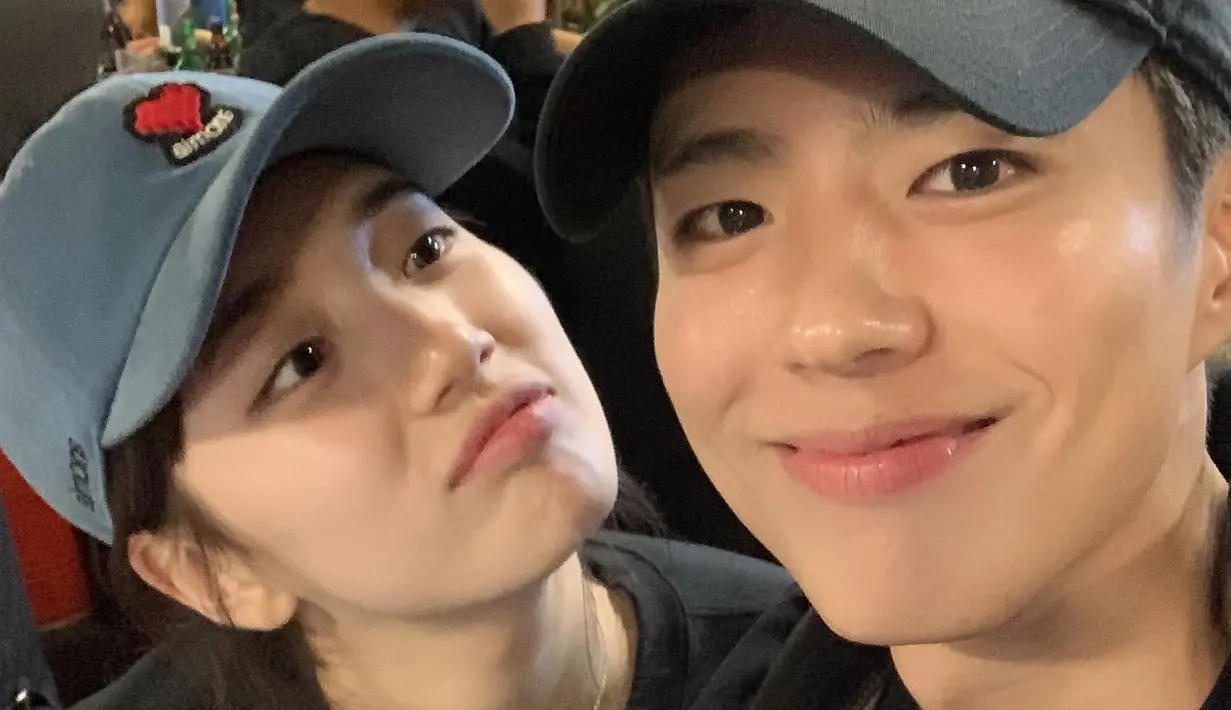 <p>Kali ini keduanya mengenakan busana hingga topi yang sama. Mereka tampak sangat serasi, bukan?</p>