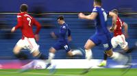 Gelandang Chelsea, Mason Mount (tengah) membawa bola saat bertanding melawan Manchester United pada pertandingan lanjutan Liga Inggris di Stamford Bridge Stadium di London, Inggris, Minggu (28/2/2021).  Chelsea bermain imbang atas MU 0-0. (AP Photo/Ian Walton, Pool)