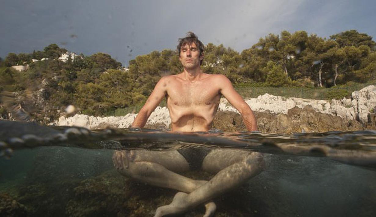 Penyelam asal Perancis Guillaume Nery berlatih apnea selama sesi latihan di laut Mediterania, Nice, Perancis,  (18/7/ 2015). AIDA ( Asosiasi Pengembangan Apnea)  adalah suatu organisasi yang bergerak dibidang  Freediving. (AFP PHOTO/Boris Horvat)