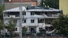 Sejumlah petugas menutupi kantor polisi dengan kain di Istanbul usai dibom, Senin (10/8/2015). Sebuah truk bermuatan bahan peledak membombardir kantor polisi yang melukai tiga anggota dan tujuh warga sipil. (REUTERS/Huseyin Aldemir)