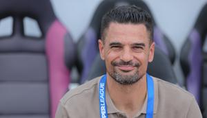 Pelatih Persita, Carlos Pena tersenyum dalam laga BRI Super League 2025/2026 melawan Borneo FC di Indomilk Arena, Tangerang, Banten, Jumat (09/01/2026). (Bola.com/Bagaskara Lazuardi)