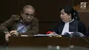 Terdakwa kasus dugaan suap limbah sawit yang juga mantan Ketua Komisi B DPRD Provinsi Kalteng Borak Milton (kiri) saat mengikuti sidang lanjutan di Pengadilan Tipikor, Jakarta, Rabu (8/5/2019). Sidang tersebut beragenda mendengar keterangan dua orang saksi (Liputan6.com/Helmi Fithriansyah)