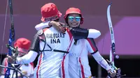 Diananda Choirunisa dari Indonesia memeluk rekan setimnya Riau Ega Salsabila setelah mengalahkan Amerika Serikat dalam kompetisi beregu campuran di Olimpiade Tokyo 2020, Sabtu, 24 Juli 2021, di Yumenoshima Park Field, Tokyo, Jepang. (AP Photo/Alessandra