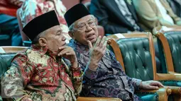 Ketua MUI, KH Ma`ruf Amin (kanan) mengikuti malam Anugerah Syiar Ramadhan di Jakarta, Sabtu (13/8). Penghargaan tersebut diberikan kepada stasiun televisi yang memuat siaran dakwah terbaik selama Ramadan 1437 H. (Liputan6.com/Faizal Fanani)