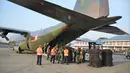 Satgas Pasukan Reaksi Cepat Penanggulangan Bencana (PRCPB) Marinir memasukkan barang bantuan ke dalam pesawat angkut C-130 Hercules TNI Angkatan Udara menuju Lombok dari Lanud Halim Perdanakusuma, Jakarta, Senin (6/8). (Liputan6.com/HO/Dispen Kormar)