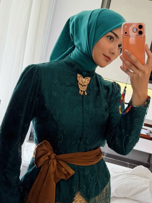 Model Atasan Brokat Hijab dan Rok Kebaya Bali ala Citra Kirana