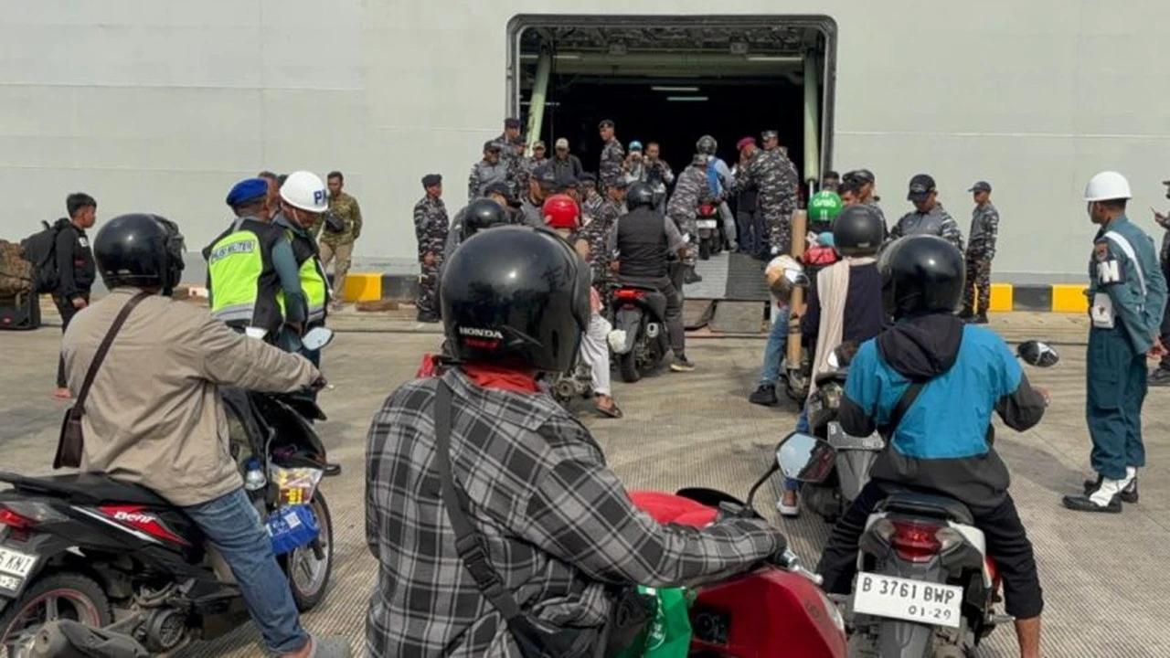 Dari Semarang ke Jakarta, Momen Kapal Perang KRI Banda Aceh Angkut 811 Pemudik dan 238 Motor di Arus Balik Lebaran