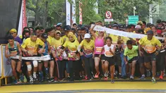 Peserta mengikuti acara BNI-UI Half Marathon 2019 di Kampus Universitas Indonesia, Depok, Jawa Barat, Minggu (7/7/2019). BNI UI Half Marathon 2019 yang diikuti 4800 peserta dengan kategori 5K, 10K, dan 21K (half marathon) diselenggarakan dalam rangka HUT ke-73 BNI. (Liputan6.com/Herman Zakharia)