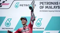 Pembalap Ducati, Enea Bastianini, melakukan selebrasi setelah menjuarai balapan MotoGP Malaysia di Sirkuit Sepang, Minggu (12/11/2023). (AP Photo/Vincent Thian)