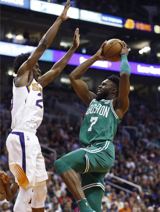 Pebasket Boston Celtics, Jaylen Brown, berusaha memasukan bola saat pertandingan melawan Phoenix Suns pada laga NBA di Talking Stick Resort Arena, Selasa (27/3/2018). Boston Celtics menang 102-94 atas Phoenix Suns. (AP/Ross D. Franklin)