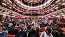 Penonton mengenakan masker menunggu dimulainya pementasan 'The Sheep Song' oleh FC Bergman, di teater Bourlaschouwburg di Antwerpen, Belgia, Rabu (29/12/2021). Dewan Negara membatalkan keputusan untuk menutup bioskop sebagai bagian dari aturan pembatasan Covid-19. (JONAS ROOSENS/BELGA/AFP)
