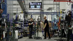 Para pekerja merakit sepeda lipat Brompton di pabrik Brompton di London, Inggris, 24 November 2020. Nasib industri sepeda Brompton semakin tidak menentu di tengah ketidakpastian Brexit, persaingan baru yang tak terduga dari China, dan pandemi COVID-19. (AP Photo/Matt Dunham)