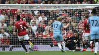 Proses gol gelandang Manchestr City, Kevin De Bruyne (dua dari kiri) ke gawang Manchester United, yang dijaga David De Gea. Manchester City unggul terlebih dulu pada laga di Stadion Old Trafford, Sabtu (10/9/2016).  (AFP/Oli Scarff)